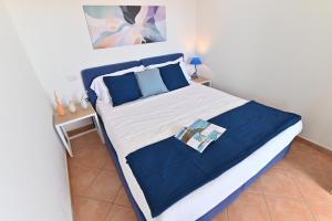 Postel nebo postele na pokoji v ubytování IzzHome Sea Style Room