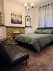 ein Schlafzimmer mit zwei Betten und einem Kamin in der Unterkunft Modern 3Bed Doncaster Home with Vintage Charm in Balby