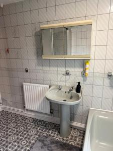 Et badeværelse på Modern 3Bed Doncaster Home with Vintage Charm