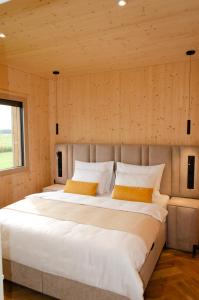 Postel nebo postele na pokoji v ubytování Oaza Luxury Glamping Resort