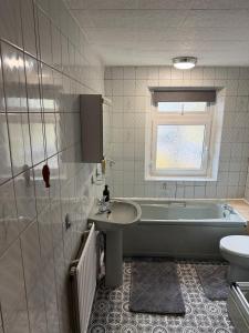 Et badeværelse på Modern 3Bed Doncaster Home with Vintage Charm + 49 billeder