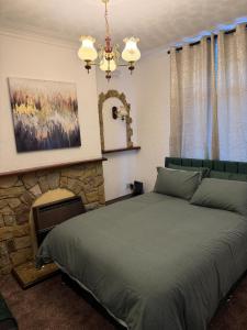 En eller flere senge i et værelse på Modern 3Bed Doncaster Home with Vintage Charm