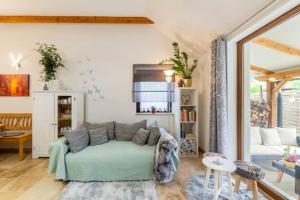 ライプニッツにあるHoliday Home Leibnitz # Zentral & Ruhig für Paare, Familien & Gruppenのソファとテーブルのあるリビングルーム