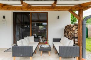 ライプニッツにあるHoliday Home Leibnitz # Zentral & Ruhig für Paare, Familien & Gruppenのパティオ(ソファ2台、テーブル付)