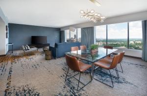 TV a/nebo společenská místnost v ubytování Hilton Atlanta