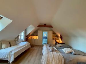 Ένα ή περισσότερα κρεβάτια σε δωμάτιο στο Les Cocons d'Agathe - Penn ar Gwel - 5 min beaches