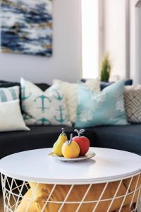 サンファンにあるAMARE Cozy Studio with Generator in Condadoの3つの果物が置かれた白いコーヒーテーブル