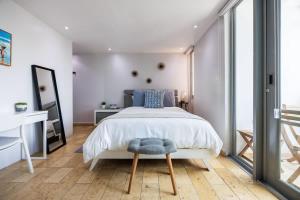 サンファンにあるAMARE Cozy Studio with Generator in Condadoの大きなベッドと椅子のある寝室 +15枚の写真