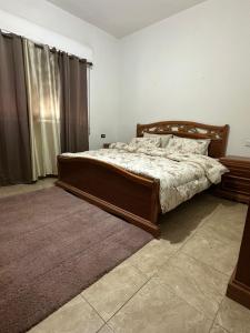 een slaapkamer met een groot bed in een kamer bij 3 Bedroom Family Apartment in Amman in Amman +37 foto's