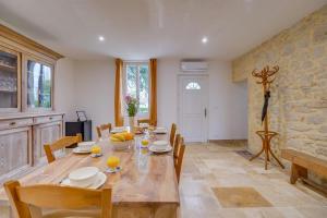 a dining room with a wooden table and chairs at Gîte familiale 3 chambres, au coeur des vignes in Saint-Christophe-des-Bardes