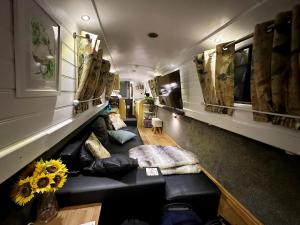 Posezení v ubytování BrightOwl Waterside Narrowboat Cottage Experience