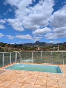 a small swimming pool with a water fountain at Sítio Vista Azul - Lazer e descanso na natureza in Mateus Leme