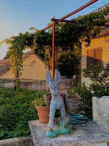una estatua de un conejo sentado en un patio en Small Hill Guesthouse, en Podgorica