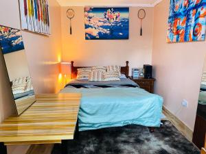 Ένα ή περισσότερα κρεβάτια σε δωμάτιο στο Ruaka