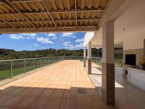 an open patio with a roof with a view at Sítio Vista Azul - Lazer e descanso na natureza in Mateus Leme