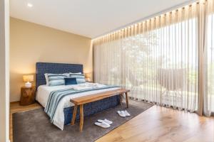 Postel nebo postele na pokoji v ubytování Casas De Bouro 3 Casa Do Alecrim + 11 fotografií