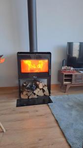 TV a/nebo společenská místnost v ubytování Casas De Bouro 3 Casa Do Alecrim