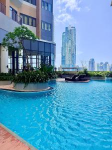 een groot zwembad in het midden van een stad bij Trizen Colombo stylish high rise condo -Vistablu 32 in Colombo