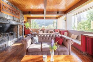 ein Wohnzimmer mit Couch und Kamin in der Unterkunft Hosteria de la Villa - Moonski in San Carlos de Bariloche + 29 Fotos