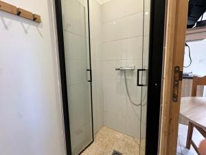 een douche in een kamer met een glazen deur bij Chez Camille & Emma - Climatisé in Rochefort +8 foto's