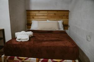 a bedroom with a bed with two towels on it at Casa de Alexis in Puerto Baquerizo Moreno