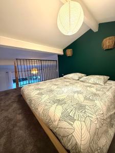 Postel nebo postele na pokoji v ubytování Charmant logement en campagne avec piscine