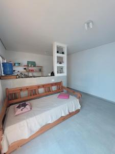 een slaapkamer met een groot bed in een kamer bij Chalé do João in Ubatuba