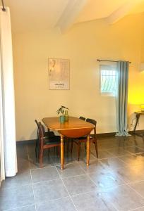 Fotografie z fotogalerie ubytování Charmant logement en campagne avec piscine v destinaci Loriol-sur-Drôme