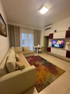 TV a/nebo společenská místnost v ubytování Blue Wave Apartment Velipoja