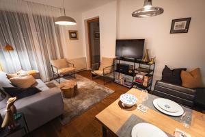 una sala de estar con un sofá y una mesa en Apartman Milíř - ADULTS ONLY, en Bedřichov