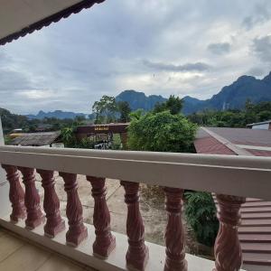 einen Balkon mit Bergblick in der Unterkunft Sichaluenkham vangvieng HOTEL in Vang Vieng + 12 Fotos