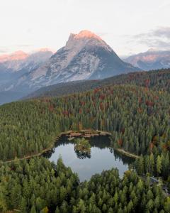 een luchtzicht op een meer met een berg bij Vista Apartments in Seefeld in Tirol +9 foto's
