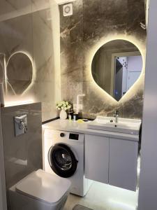 Un baño con lavadora y lavabo. en Magic Garden, en Tiflis