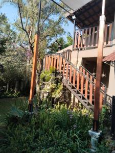 una escalera de madera que conduce a una casa en Edwil's Place, en Hartbeespoort