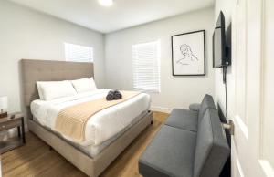En eller flere senge i et værelse på Cozy Stylish Chic Home Ybor, DT Central Location