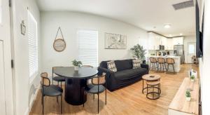 Et opholdsområde på Cozy Stylish Chic Home Ybor, DT Central Location