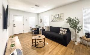 Et tv og/eller underholdning på Cozy Stylish Chic Home Ybor, DT Central Location