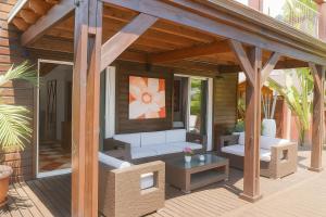 Posezení v ubytování Villa CINTA piscine chauffée 100 m du lagon + 16 fotografií