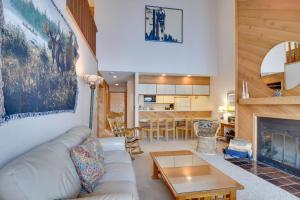 Kuchyň nebo kuchyňský kout v ubytování Bellaire Townhome on Summit Mtn with 2 Balconies!