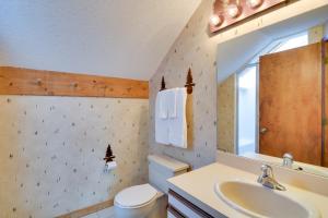 Koupelna v ubytování Bellaire Townhome on Summit Mtn with 2 Balconies! + 17 fotografií