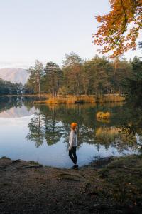 uma pessoa de pé em frente a um lago em Vista Apartments em Seefeld in Tirol mais 7 fotografias
