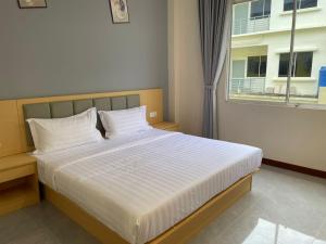 a bedroom with a large bed with a window at Hotel Benoni in Papar