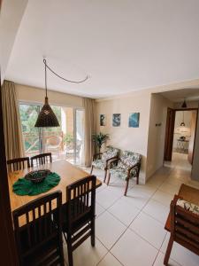 ピパにあるApartamento mobiliado no Pipa Paradiseのダイニングテーブルと椅子のあるリビングルーム
