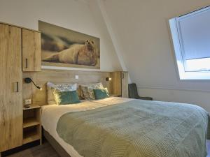 a bedroom with a bed with a painting of a polar bear at Sauna Zee 27H in Colijnsplaat