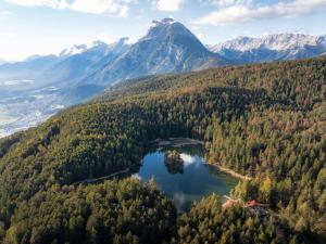 een luchtzicht op een meer en de bergen bij Vista Apartments in Seefeld in Tirol