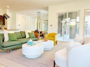 Posezení v ubytování Your Relaxing Getaway Private Villa with Pool & Spa