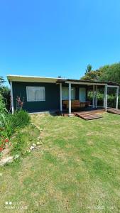 ein Haus mit einem großen Garten davor in der Unterkunft Lolamora in Balneario Buenos Aires