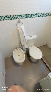 ein Bad mit einem WC und einem Bidet in der Unterkunft Lolamora in Balneario Buenos Aires