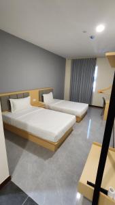 a room with two beds in a room at Hotel Benoni in Papar +6 photos