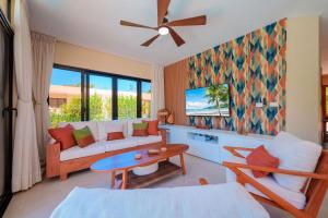 Μια τηλεόραση ή/και κέντρο ψυχαγωγίας στο Luxury Cabarete Villa with Pool, AC, Starlink Internet & 24-Hour Security